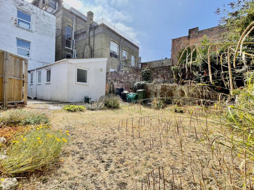 Lot: 25 - TOWN CENTRE GARDEN FLAT - Outside photo of garden flat in central ryde